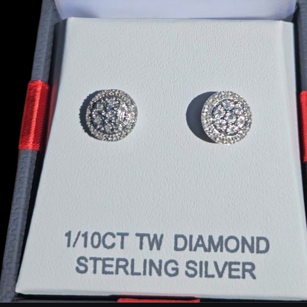 Genuine Diamonds Stud Earrings. E:4